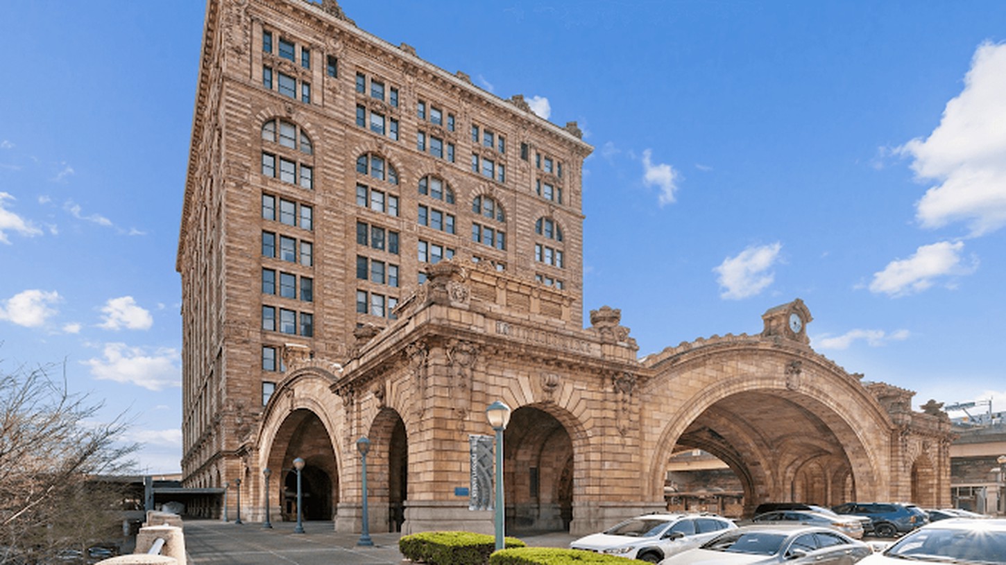 A picture of the exterior of Placemakr Pittsburgh.
